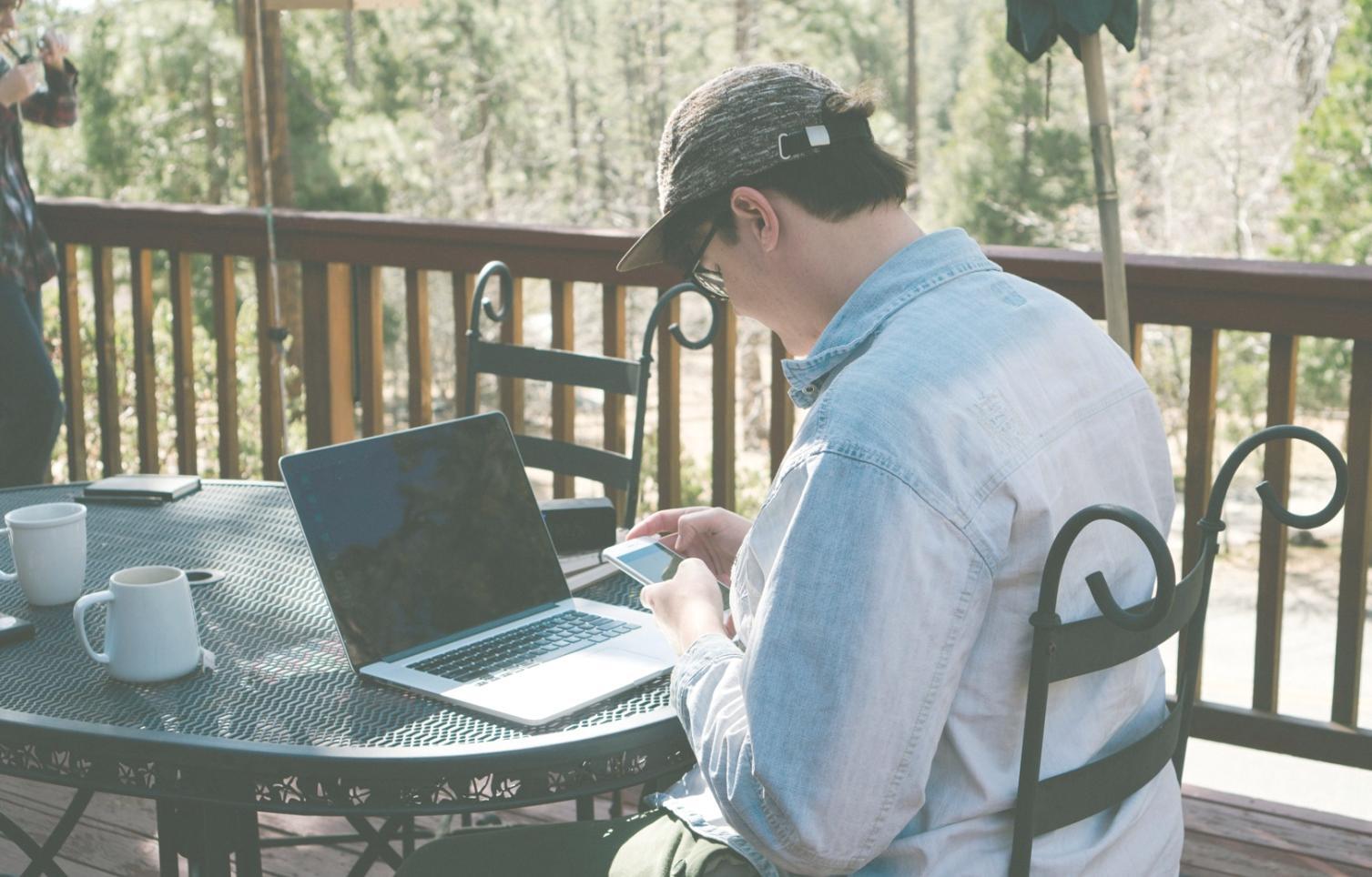 Personne consultant des documents financiers avec ordinateur portable